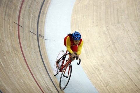 Tang Qi competes in individual pursuit track cycling
