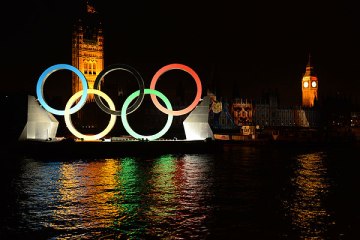 The Olympic rings are lit in front of Wesminster palace on the last day of the 2012 Olympic Games in London on August 12, 2012